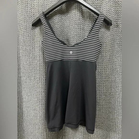 Lululemon Aria II Tank Top Size 6 Black White Parallel Stripe Yoga Shelf Bra - Picture 2 of 4